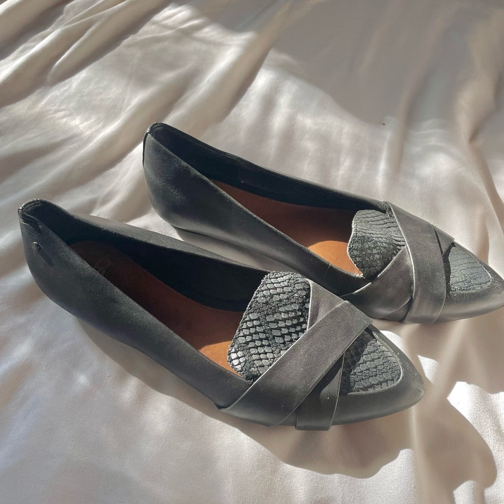 UGG Leather 7.5 Black Flats